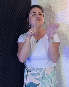 Você tem o desejo de se comunicar com os surdos através da Libras? A Língua brasileira de sinais? Se você é uma dessas pessoas que sempre teve o sonho de aprender a se comunicar em Libras, eu quero te convidar para conhecer um método que ajudou mais de 10 mil pessoas a aprenderem Libras do absoluto zero. Para conhecer esse método, clique em saiba mais e assista um super aulão em que te mostro como você pode dar os primeiros passos para aprender Libras! | Academia de Libras