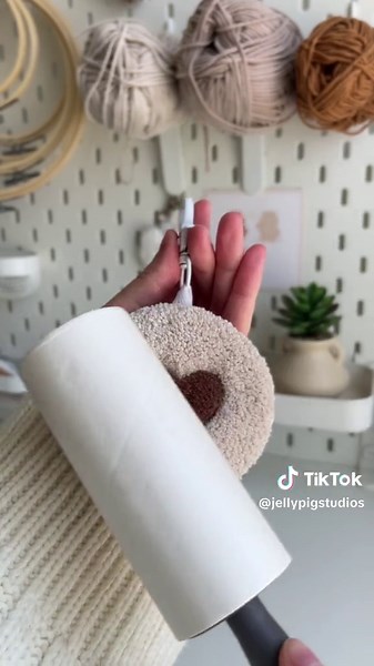 Making a fluffy keychain part 2 🤍🤎 #punchneedle #punchneedletiktok #punchneedling #handmaderug #diy #diykeychain #yarnart