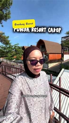 Kalau ke Bandung, cobain ke Bandung Baratnya,karna pemandangan masih ok banget disini🌿🌱 📍Pakuhaji Highland Eco Resort Booking harga murah diklik tag lokasi hijau video ini👇🏻 #rekomendasihotelbandung #pakuhajiecoresort #pakuhajihighland #villabandung #hotelbandung