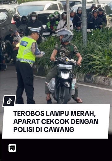 Sebuah momen cekcok antara pengendara motor dan petugas kepolisian terjadi di kawasan UKI Cawang, Jakarta Timur. Insiden ini dipicu aksi pengendara yang nekat menerobos lampu merah hingga mengganggu arus kendaraan dari arah Halim Perdanakusuma. Saat diminta mundur oleh petugas, pengendara tersebut justru menolak dan sempat terlibat adu argumen di tengah jalan. Situasi ini sempat membuat lalu lintas tersendat dan menarik perhatian pengguna jalan lain di lokasi. Namun, ketika lampu lalu lintas ber