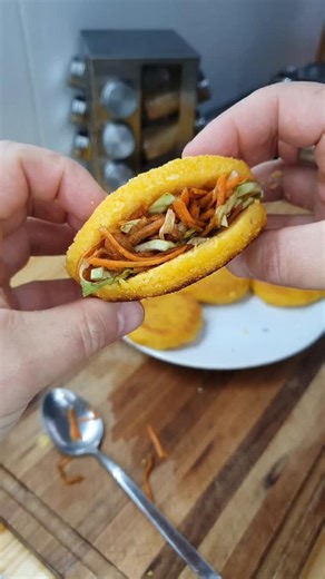 ¿Te imaginás mejorar tu digestión mientras disfrutás de unas arepas deliciosas? 🌽🎃 Esta receta combina polenta, harina de garbanzo, calabaza y más para crear unas arepas llenas de sabor y salud. 🥄✨ Ingredientes: 1 taza de polenta 1/2 taza de harina de garbanzo 1 cucharadita de polvo de hornear 1/2 cucharadita de sal 1/4 cucharadita de pimienta 1 1/4 taza de agua 1 taza de calabaza rallada Perfectas para cualquier comida, estas arepas son la excusa ideal para cocinar algo nutritivo este finde.