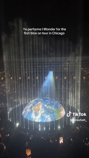 Ye performs I Wonder live in Chicago — first tour performance