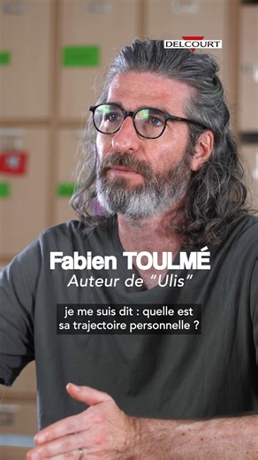 - ULIS - Après un burn-out, Ivan devient AESH en classe ULIS. Plongé dans un monde inconnu, entre élèves hors normes et équipe dévouée mais débordée, ce qu'il voyait comme une parenthèse va bouleverser sa vie. ➡️ https://bit.ly/42UG4om | Éditions Delcourt