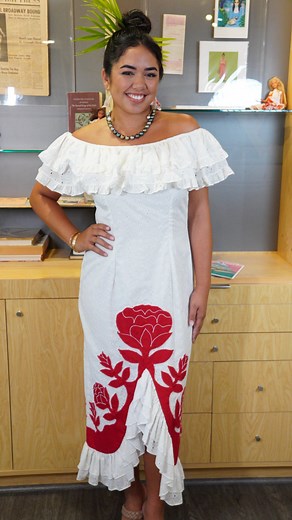Follow Puamana Crabbe Designs for more Hawaiian appliqué fashion 🌺✨ Featured here: a dreamy white eyelet with bold red roselani design — center spilt off-shoulder, and finished with a playful double ruffle. Island elegance with a little extra sway.👗 | Puamana Crabbe Designs