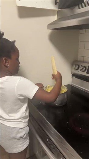 Little Chefs making breakfast all by themselves 🥣. Would you let your kids do this?#family #viral