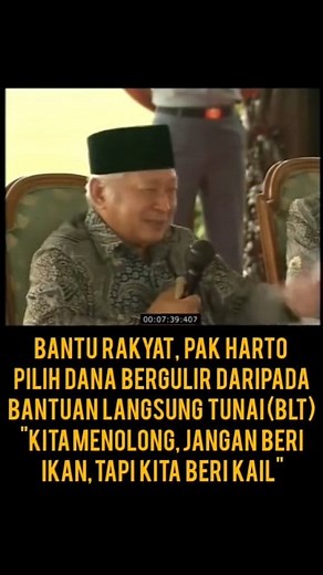 Inpres Desa Tertinggal Strategi Pak Harto mengentaskan kemiskinan... Sekarang Identik DANA DESA✅ Program Inpres Desa Tertinggal (IDT) pada era Orde Baru di bawah kepemimpinan Soeharto adalah upaya pengentasan kemiskinan yang diluncurkan melalui Instruksi Presiden (Inpres) Nomor 5 Tahun 1993. Program ini secara langsung menargetkan masyarakat miskin di desa tertinggal dengan memberikan bantuan dana untuk mendorong pemberdayaan ekonomi dan meningkatkan kesejahteraan mereka. Bantuan ini diberikan s