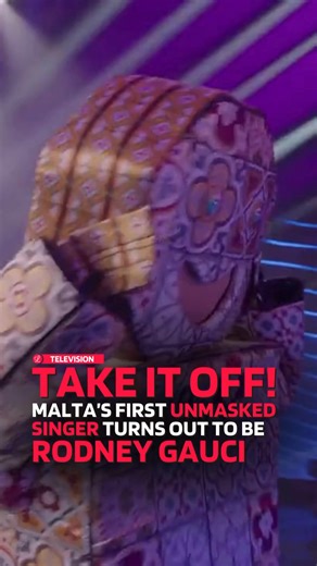 Ladies and gentlemen, give it up for Malta’s very first unmasked singer: Rodney Gauci! 👀 Tonight’s The Masked Singer Malta debut saw powerful voices, beautifully elaborate costumes, and even one stage tumble, ironically by Rodney himself, as he was dressed up as the mysterious Maduma during a rendition of Frank Sinatra’s My Way 😅 After three pairings, Maduma ended up being the one to face the chop, and while guesses ranged from Ray Calleja to Freddie Portelli, a hint with a candle led the dete