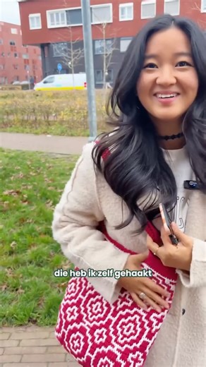 Paula | Haakinspiratie en craft community 🌱 on Instagram: "Rate our acting skills 🤣 Deze prachtige tas is ontworpen door Esther van @studiomadelaine. We zijn al sinds juli dit jaar aan het brainstormen over kleuren en design en nu is het eindelijk zo ver! We kunnen niet wachten om dit project met jullie te beginnen en hopen jou binnenkort te zien als we gezamenlijk starten met dit te leuke communityproject. 😍 Reageer CAL als je dit wil: • Een superleuke tas haken 💗 • Tijdelijke korting op CA