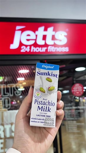 “Sunkist Active Life” เติมพลังให้สายแอคทีฟ 🏃‍♀️💪 ด้วยเครื่องดื่ม นมพิสทาชิโอ ซันคิสท์ ดื่มง่าย อร่อย ได้ประโยชน์ เก็บบรรยากาศการเชียร์ชิมนมพิสทาชิโอ ซันคิสท์ 🥛 ที่ Jetts 24 Hour Fitness สาขา Siam Square One มาฝาก ใครไม่อยากพลาดมา รับฟรี! ได้ที่ บูท Sunkist ดังต่อไปนี้⬇️ 📌Jetts 24 hours fitness สาขา Silom Connect (Chong Nonsi) ⏰วันที่ 11 กุมภาพันธ์ 2569 --- 📌L.P.N Office Building ⏰วันที่ 13 กุมภาพันธ์ 2569 ----- 📌Jetts 24 hours fitness สาขา Suanplern Market (Rama 4) ⏰วันที่ 18 กุมภาพันธ์ 25