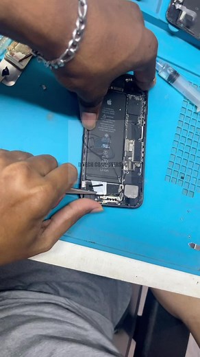 Ip Battery ඇදලා ගලවන ඇන්ටි කෝ 🥹 #iphone #dtechcomputers #dtechgroup #habarana #phonerepair