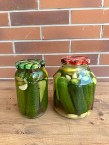 Easy 1-Minute Cucumber Pickles 🥒 Ingredients: 1) 1 tablespoon pickling salt 2) 1 tablespoon sugar 3) 5 peppercorns 4) 1 slice of lemon 5) 1 bell pepper 6) 100 ml grape vinegar 7) Boiling water 8 ) 4 cloves of garlic 9) Sterilized jar (800 ml) | Little Strawberry Kitchen