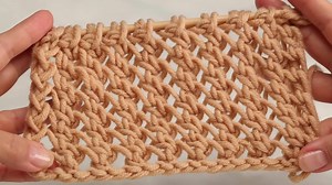 Hobium Atölye örgülerinizi renklendirmeye devam ediyor! Sarhoş yolu şaşırdı modeli en kolay anlatımıyla sizlerle! Modelin iki yüzünde de aynı görüntü oluştuğu için atkı, boyunluk, battaniye gibi örgülerinizde rahatlıkla tercih edebileceğiniz bir model olacak. Modelde Yarnart Merino Bulky El Örgü İpi kullanılmıştır. Yarnart Merino Bulky son zamanlarda en çok tercih edilen, örgü projelerini daha hızlı bitirebilmek için kullanılan "Bulky" yada kalın ipler, yumuşaktır ve tüylenme yapmaz. Yün karışım