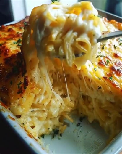 🧀 Cheesy Spaghetti Squash Casserole A cozy, comforting, and lighter twist on baked pasta! This Cheesy Spaghetti Squash Casserole has all the creamy, melty goodness of traditional baked spaghetti — without the extra carbs. Tender strands of roasted spaghetti squash are tossed with a creamy cheese sauce, savory garlic, and herbs, then baked until bubbly and golden. ⏱ Time & Servings Prep Time: 15 minutes Cook Time: 45 minutes Total Time: 1 hour Servings: 6 Calories: ~320 per serving 🌿 Ingredient