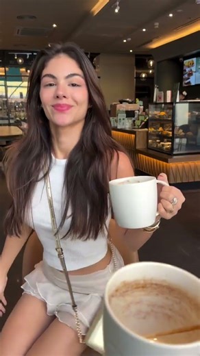 4 ideias de poses no café 📸