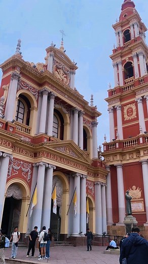 Uma viagem pra quem quer sentir o verdadeiro encanto dos Andes, entre culturas, paisagens e histórias que você nunca vai esquecer! Esse é o Grande Circuito dos Incas! Uma experiência completa, com conforto, boa companhia e cada detalhe pensado pra você aproveitar ao máximo. Manda pra quem vai com você nessa viagem! 🗓️ Próxima saída: 11 a 28 de janeiro de 2026 | Elos Travel