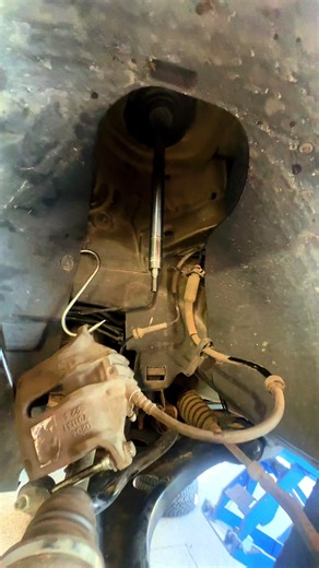 «Έτσι φαίνεται ένα αμορτισέρ που δούλευε… μέχρι να μην δουλεύει 😅 Κομμένο στα δύο. Ασφάλεια πάνω απ’ όλα — μην το αφήνεις για “λίγο ακόμα”.» #συνεργειοα#αμορτισερ#αυτοκινητο#μηχανικος#carsoftiktok