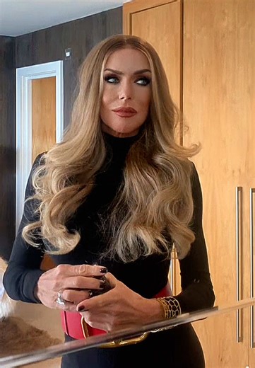 What I wear at home is never an afterthought 💋 #quietluxury #refinedstyle #styleover50 #luxurylifestyle #modernelegance