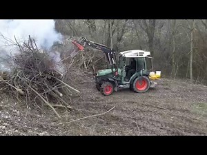 Traktoren im Einsatz ,Fendt 207V Schmalspur mit Hydrac Frontlader beim Arbeiten .