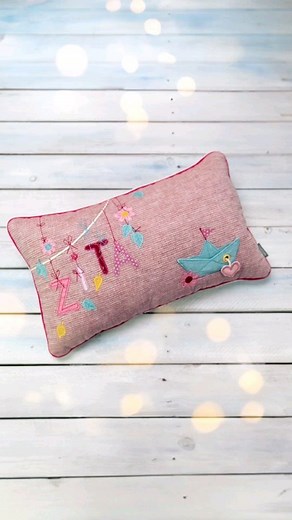 Für die kleine Zita ist vergangene Woche dieses Kissen entstanden - mit einem dreidimensionalen Schiffchen, großer Applikation und dem befeiedigenden Gefühl, sich mal für einen Nähmoment aus dem Trubel zu beamen. Denn, ja, applizieren ist nichts, was mal eben zu machen ist. Die Technik braucht Zeit und auch ein bisschen Muße. Und wenn man sich darauf einlässt, dann schenkt sie einem diesen Flow, der mal kurz den Alltag abschalten lässt. Das liebe ich so sehr und wünsche mir ganz sehr, dass Ihr d