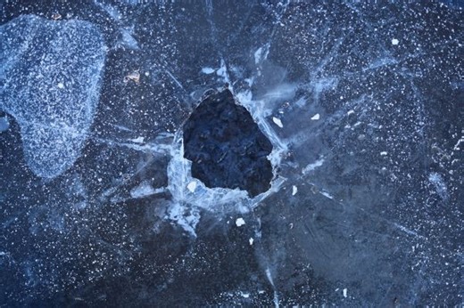 Steps to follow to ensure your survival after a fall through the ice - The Weather Network