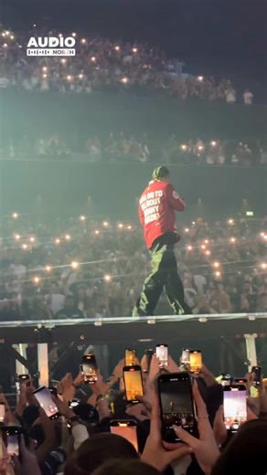 One of rap’s titans Drake took to Co-op Live last night for the final of four sold out shows. The star has played out to 94,000 people respectively delivering renditions of his huge anthems like ‘Nokia’, ‘Fancy’ and Hotline Bling’. ☎️ | The Manc