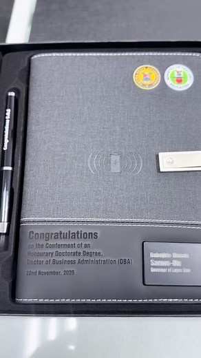 ITEM :A functioning smart notepad with inbuilt power bank, flash...