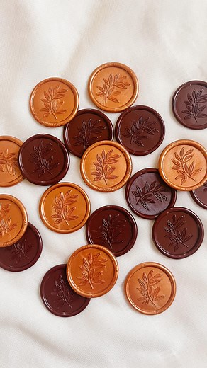 1.1M views · 4.4K reactions | Which way do you prefer? ♥️李 I used two contrasting colours to show the combinations but I generally prefer mixing similar colours so they look more blended. P.S. I should’ve redid the split to make it a straight 50/50 line  I’ll get it right next time!! . . . . . #waxseal #waxseals #waxsealwednesday | Made of Honour Co. | Facebook