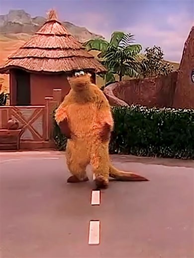 Dancing into the weekend with this number from Moshe. You're welcome to sing along :) #takalanisesame #RetroRewind