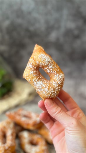 Recette bugnes 🎭 Ingrédients ⬇️ 500g de farine 70g de sucre 120g de beurre 5 oeufs 10g de levure boulangère fleur d’oranger 50 ml de lait Recette 📝 Activer la levure en la laissant reposer 10 minutes dans le lait tiède. Dans la cuve du robot, mettre la farine, le sucre, les oeufs battus, le beurre mou, la fleur d’oranger puis le lait avec la levure. Pétrir pour incoporer tous les ingrédients puis pétrir au moins 10 minutes. Si la pâte colle vous pouvez ajouter un peu de farine. Laisser reposer