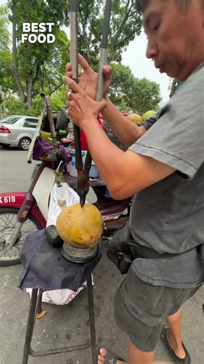 Most creative coconut opening method! Uncle used to work in the mechanical industry and started selling coconut water during the COVID pandemic. He wasn't good with a knife, so he came up with his own way to cut coconuts using tools. 📍Taman Free School Market, 10150 George Town, Penang ⏰7.30am-10am #malaysiafood #MakanLokal #bestfoodmalaysia #penangfoodie #penang