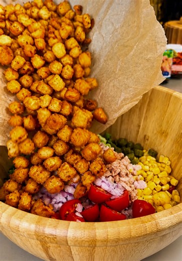⁨\tسلطة البطاطا الصحية و البنينة 🤤👌🏻 المكونات: * بطاطا مشوية في الفرن (مع ثوم بودرة، بابريكا، اعشاب عطرية و زيت زيتون) * بصل مقطع رقيق * كورنيشون * طماطم كرزية * زيتون اخضر شرائح * ماييس * معدنوس مفروم * 3 علب تونة طبيعية Francisco 🥣 صوص الياغورت: * علبة ياغورت grecque * ملعقة صغيرة خردل (moutarde) * عصير نصف حبة ليمون * ملح فلفل أسود * 2 ملاعق زيت زيتون #salad #food #crispy ⁩#fyp #healthyfood