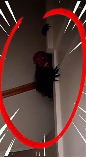 SI VES ESTA CRIATURA EN TUS ESCALERAS... ¡CORRE POR TU VIDA! 👺🚨