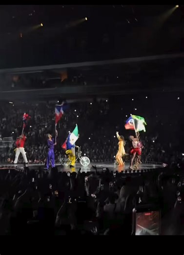 CARDI B STARTS TOUR WITH BELIZE FLAG ON STAGE #BelizeNewsNetwork #BNN | Belize News Network