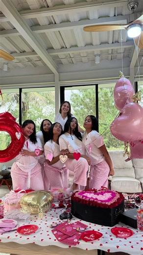 Y así fue que se vivió el real Galentine’s Day 💖. Veo muchas girls activas en el otro video 👀… ¿ya tienen los 200 US pa’ unirse al próximo o solo están mirando?🤣🤣 ¿Cuáles son las que van pa’ la gira?🏃‍♀️😜 Decoración by @emotionsshop_rd y el toque mágico las hermosas rosas preservadas de @petalefloristeria_ 😍🌹🎈 #galentinesday #girls #besties #viralvideo #fyp