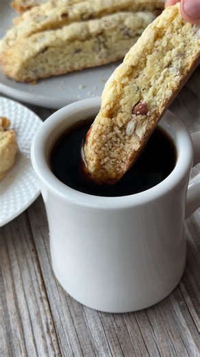 This homemade biscotti recipe is simple, delicious, and perfect for coffee lovers! ☕🍪 These classic Italian cookies are crispy, flavorful, and made with just a few basic ingredients. Plus, I’ve included several fun variations so you can make them your own! 💛 #Biscotti #ItalianCookies #EasyBaking Check the recipe here https://www.unicornsinthekitchen.com/biscotti-recipe/ | Unicorns in the Kitchen