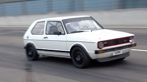 We love seeing a quick Mk1 Golf 💪 This little Mk1 of Benjamin Dahms has a VR6 engine fitted and AWD, and was getting close to a 9 second pass at the L8-Night event 😎😎 Insta - @dahmo_01 Performance VW Magazine Turbo & Stance VW SPEED VW&Audi Tuner Magazin Mk1golf Golf mk1 VR6 VW German Style | Dragmediauk