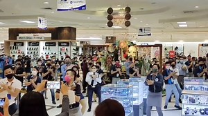 6.1M views · 253K reactions | PANOORIN: Kinaaliwan ang flash mob ng mga empleyado ng isang mall sa General Santos City Lunes. Ayon sa nagbahagi ng video na si Dan Vill Bagares II, ikinagulat at natuwa ang mga customer sa biglang paghataw ng mga empleyado sa mash-up ng mga patok na TikTok dance. | via Hernel Tocmo Kaugnay na ulat: https://news.abs-cbn.com/entertainment/01/04/20/daan-daang-lalahok-sa-nationwide-tala-flash-mob-ng-asap-todo-ensayo-na | ABS-CBN News | Facebook