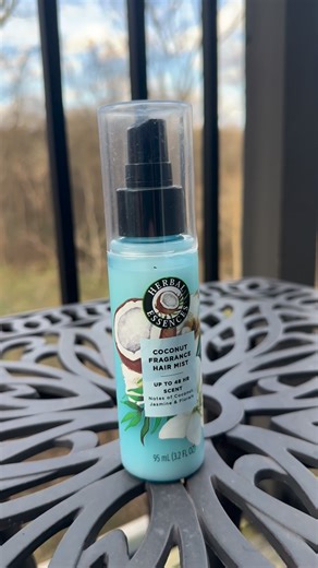 Roxy Mendez on Instagram: "Este spray es buenisimo para mantener el olor agradable y fresco del cabello entre un lavado y otro! Huele divino, yo lo encontré en la app de @walmart de la marca @herbalessences #herbalessences #cabello #aroma"