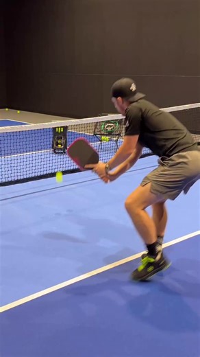How to hit a two-handed backhand top-spin dink. 1) The key tips are: use a 10 o’clock paddle angle 2) Taking your hands out of the equation, let your top hand do 80% of the work 3) Using your legs and hips to control the pace of the ball. By following these tips, you can master the top-spin two-handed backhand dink. Paddle: Luzz Inferno Get a discount on this paddle at checkout by clicking this link 👇🏼 www.pickleballcentral.com/willeast #pickleball #pickleballislife #pickleballtips #pickleball
