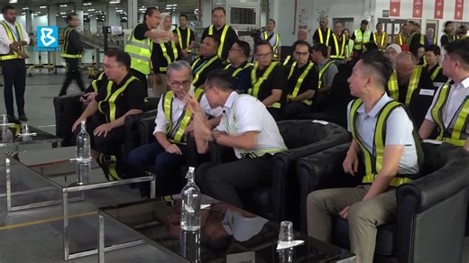 #BernamaNews: Pos Malaysia Berhad made history with the launch of Malaysia’s first autonomous vehicle for postal handling, marking a significant step in the transformation of the national logistics industry towards smart and sustainable technology. #digitalbernamatv #AutonomousVehicle #PosMalaysia | Bernama TV