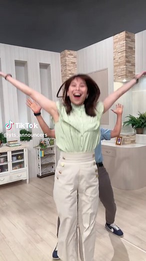 夕方ニュースキャスターの自由自在なパフォーマンス