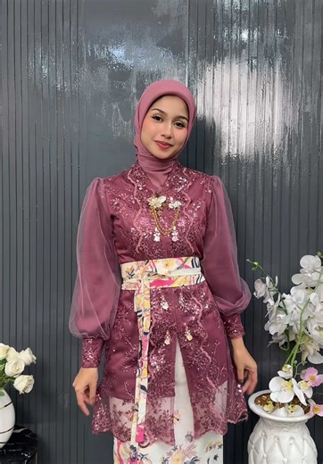 Kebaya Modern untuk Wisuda yang Elegan