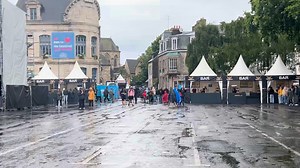Ça y est, les premiers concerts de la 42e édition d'Art Rock vont commencer ! La pluie a quelque peu freiné la course des festivaliers, mais tous gardent le sourire. La plupart ayant prévu de quoi se protéger des averses à coup de capes de pluie, k-way, etc. 🤩☔️🌦 | Ouest France Saint-Brieuc