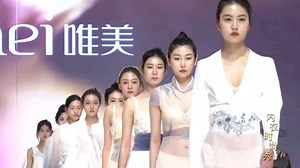 镜头里面超模T台走秀已经这么迷人了，如果现场看的话，绝对震撼。