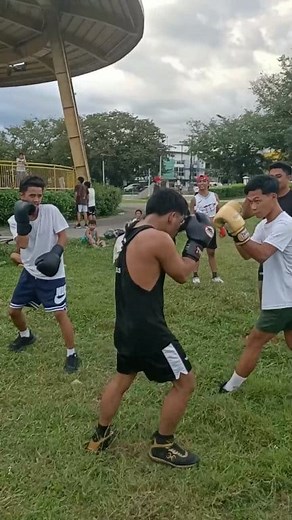 Sa halip na seryosong laban, nauwi sa komedya ang ginawa naming 2-on-1 boxing experiment sa Astro Park (Bayanihan Park / Salakot)! 🥊 Ang beteranong mandirigma na si Mario “TANGKE” Dinero ng Team AC Fitness ay sinubukan ng dalawang beginner — Gabriel Zapanta at Prince John Panlilio. Pero imbes na suntukan, naging habulan sa damuhan ang eksena dahil panay takbo si Prince John habang nahihirapang humabol si Tangke! 😆 Masaya, magaan, at puno pa rin ng respeto — ganito ang Batibot Battle League, ma