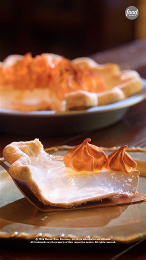 An homage to Harry Potter’s invisibility cloak, this magical pie has a crystal-clear pumpkin filling with all the flavor of warm spices you crave in a pumpkin pie 🎃 See more magical creations on Harry Potter: #WizardsOfBaking on November 2nd at 8|7c! Get the recipe: https://foodtv.com/4ee0Imi | Food Network