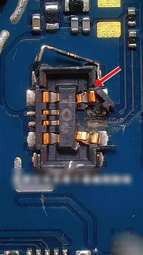 Este cliente reventó el conector de la batería cambiándola él mismo y quería pagarme casi nada porque