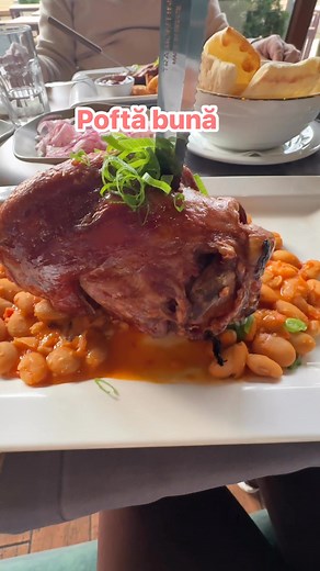 Crispy pork hocks warm beans fresh onions = perfect bite. Poftă bună! 🥰🤗 #foodie #PoftaBuna #deliciousfood | Ana Lee