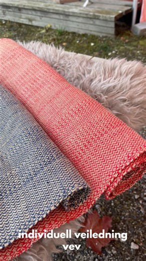Artskill.no on Instagram: "✨ Individuell veiledning i vev – helt på dine premisser! ✨ Vil du i gang med veving, men står fast? Eller har du kanskje en vev – flatvev, bordvev eller noe helt annet – men aner ikke hvor du skal begynne? Da er denne veiledningen for deg. Du får to timer live 1:1, der Caroline Bryant hjelper deg med akkurat det du trenger: komme i gang, løse problemer eller få støtte videre i prosjektet du jobber med. Dere finner ut av alt sammen – trinn for trinn. 🧵 Dette kan du lær