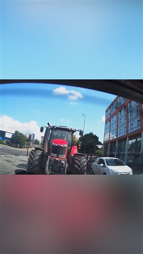 Tractor driver spills load after 'reckless' overtaking. | storyful